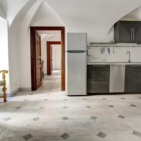 Charming Piazza Venezia Apartment Rome