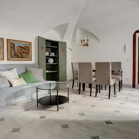 Charming Piazza Venezia Apartment