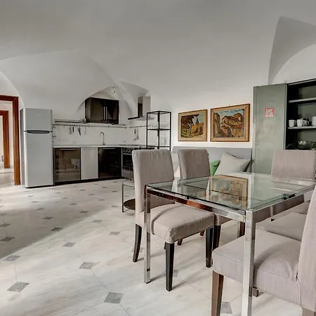 Charming Piazza Venezia Apartment Rome