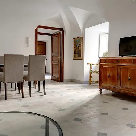 Charming Piazza Venezia Apartment *