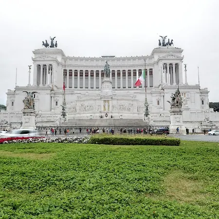 Charming Piazza Venezia Rome